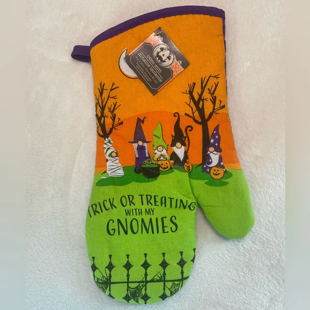 NWT Trick or Treating with my Homies Oven Mitt and a pair of Potholders